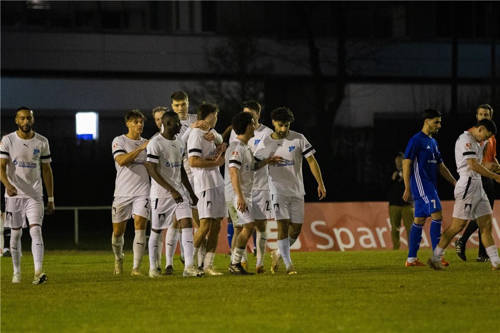 Slapstick-Tor leitet Niederlage ein: Holzwickeder SC scheitert im Halbfinale an Westfalia Rhynern Jubel beim SV Westfalia Rhynern nach dem späten 1:0.