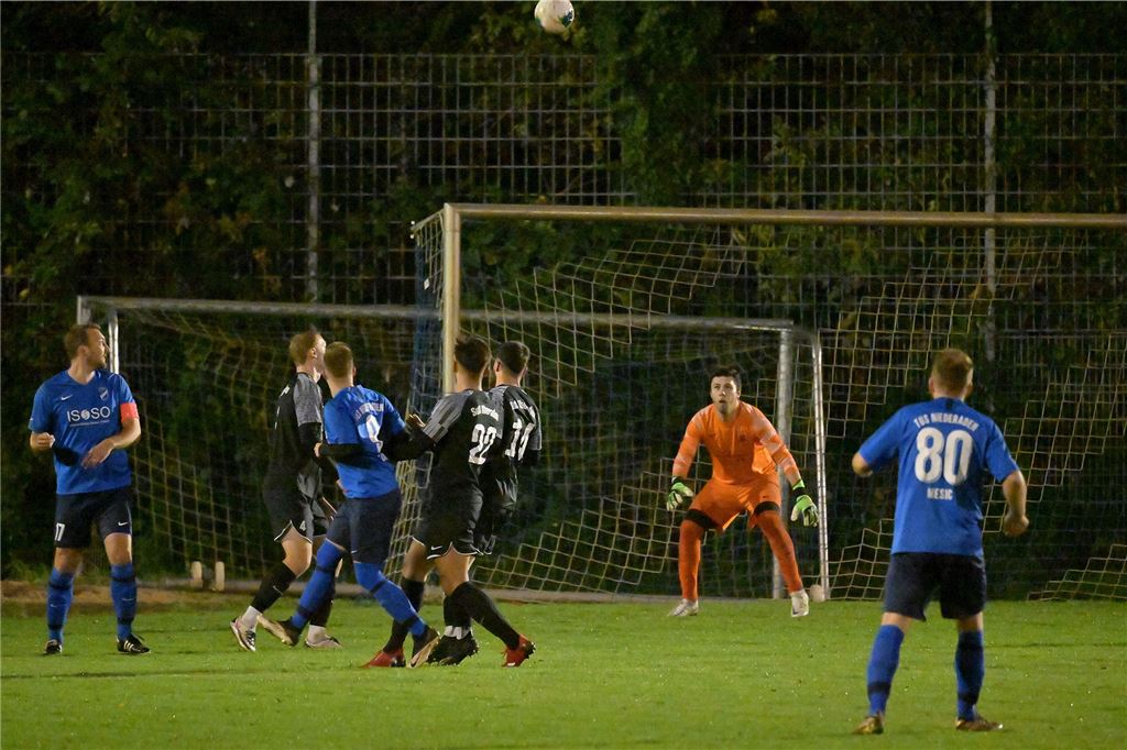 TuS Niederadens Spieler wird vom gegnerischen Trainer gelobt: „Ein absolutes Traumtor“ Jubel im Derby: Abgefälscht landet dieser Ball von Noah Schmidt (3. v. l.) im Oberadener Tor.