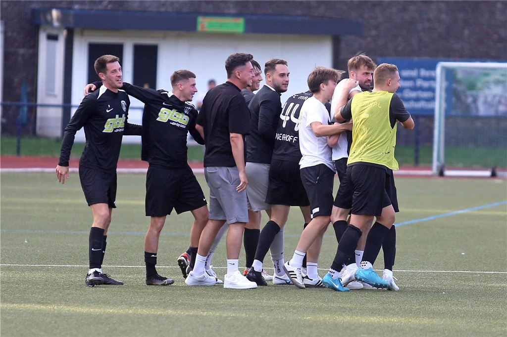 FC Marl entreißt Königsborner SV Sieg in der Schlussphase Jubel, Trubel, Heiterkeit beim FC Marl: Nach dem 3:2 durch Süleyman Demirci eilen auch die Auswechselspieler auf den Platz.