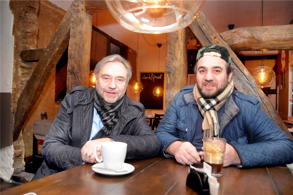 Kult-Restaurant „Denkmal“ hat turbulente Jahre seit Corona hinter sich Jürgen Beyer (l.) und Anastasios Chirmpos im Denkmal in Schwerte.