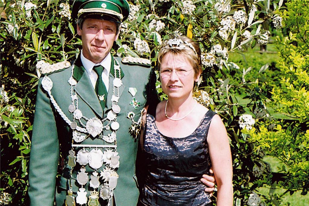 Jürgen Overbeck und Mechthild Ortmann stehen Im Mittelpunkt des Schützenfestes Mitte Mai 2003. Overbeck hatte den Vogel abgeschossen. 
