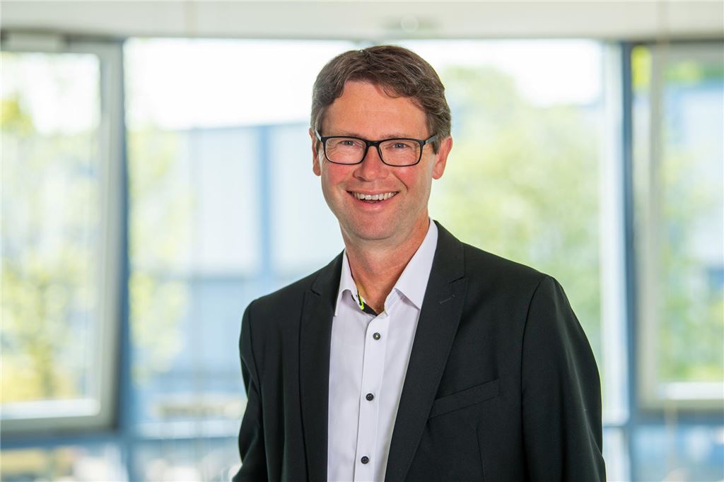 Stadt Unna legt Gehälter ihrer Geschäftsführer offen Jürgen Schäpermeier, Geschäftsführer der Stadtwerke Unna. Hier trägt er ein schwarzes Sakko, ein helles Hemd und eine Brille.