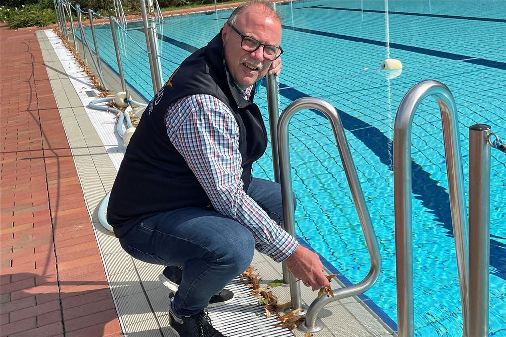 Viele Besucher bei Sonne im Solebad: Freibadbereich derzeit noch zu Jürgen Thöne hockt am Beckenrad des Freibads im Solebad