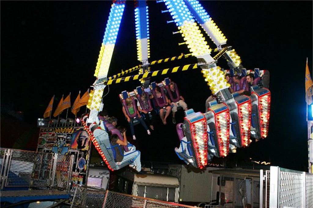 Katharinenkirmes: Diese großen Fahrgeschäfte sind mit dabei Jugendliche sitzen im Fahrgeschäft "X-Factor" und freuen sich