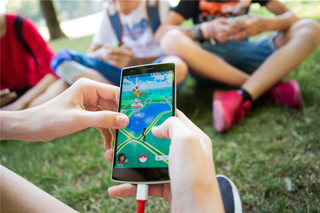 Die Sucht nach dem Handy: Wie werden wir die digitale Seuche wieder los? Jugendliche spielen mit ihren Handys. Was dieses Symbolfoto zeigt, ist Alltag in allen Familien – und in vielen sicher auch ein Thema.