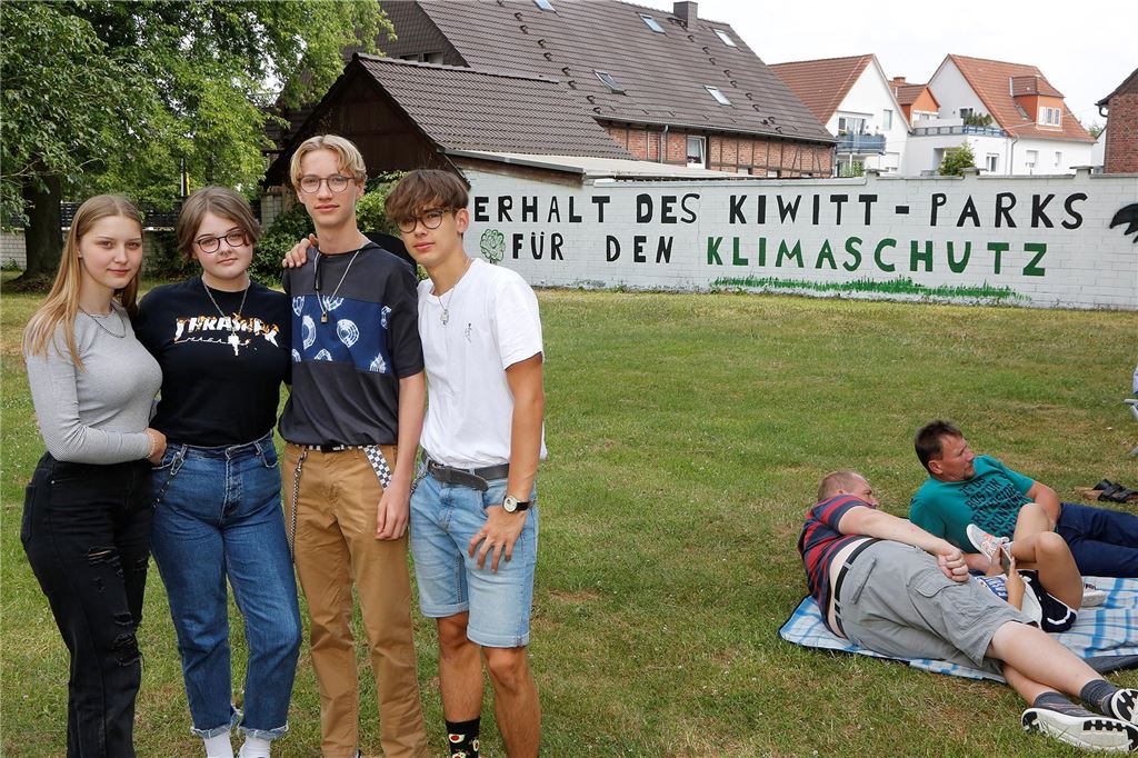 Große Pläne für Kiwitt-Park: Beispiel Weddinghofen soll Schule machen Jugendliche und Erwachsene setzten sich auf unterschiedlichste Art und Weise für den Erhalt des Kiwitt-Parks ein – sogar mit einem Schriftzug auf einer Mauer.