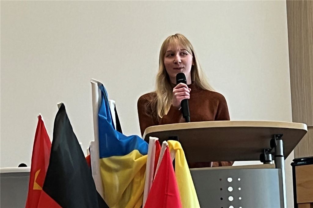 Poesie: Wie eine 16-Jährige auf Holzwickedes größter Bühne landete Julia Niß präsentierte ihren Poetry Slam auf der Eröffnungsfeier des Rat- und Bürgerhauses und verließ die Bühne des Emschersaals unter großem Applaus.