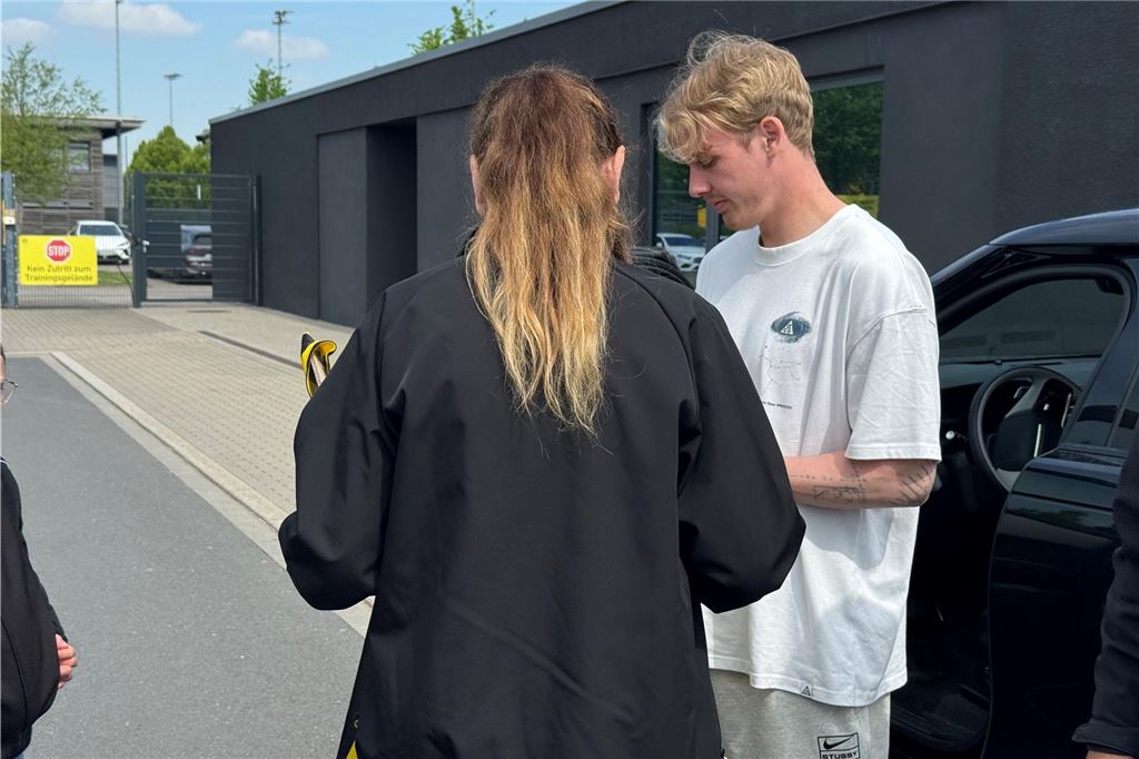 BVB-Abschlusstraining vor Gladbach: Enge Entscheidung bei Duo, Youngster arbeitet individuell Julian Brandt gibt einem Fan ein Autogramm.