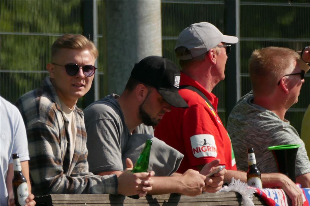 Werner SC holt Torjäger vom SuS Rünthe: Julian Siegel wagt den Sprung Julian Siegel im Karohemd, Sonnenbrille und Sprite-Flasche hinter der Bande vom Werner SC.
