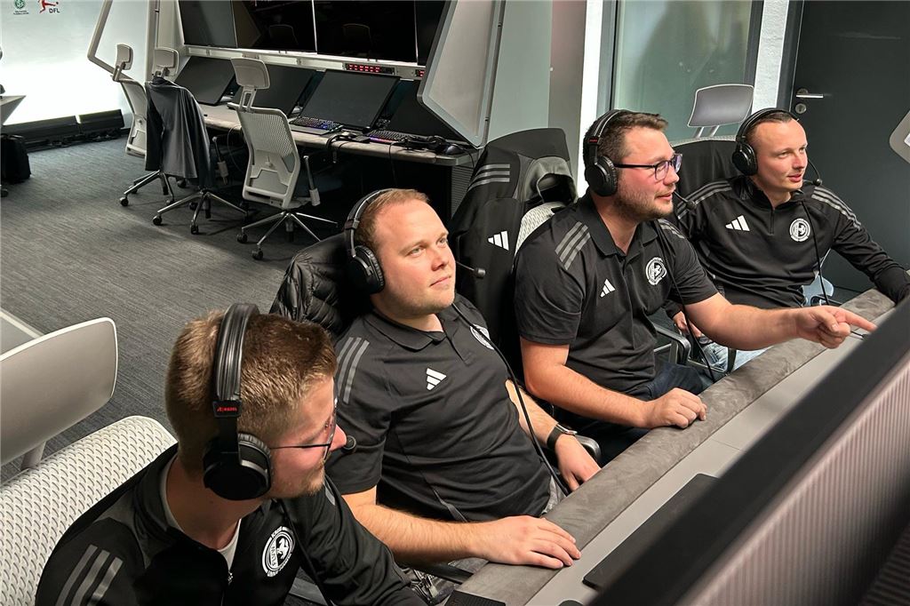 Amateurschiedsrichter gewinnen exklusive Einblicke in die VAR-Welt Julian Siepmann, Julian Brandt, Shawn Glaeser und Luca Perschke im Kölner Keller.