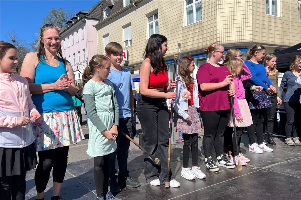 Frühlingsmarkt 2025 Jugendtanzgruppe auf der Bühne am Markt.