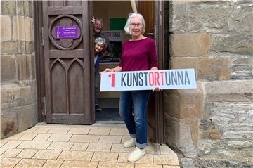 Jutta Hellweg, Dietmar Nowodworski und Sabine Hannah Johr (r.) gehören zu den Künstlern, die ab sofort in die Stadtkirche einladen. Unnas großer Sakralbau ist wieder Kunstort Nummer 1.