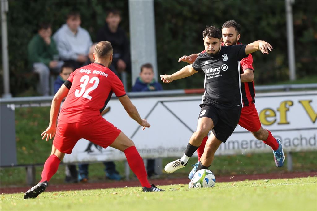 Kadir und Mirac Kavakbasi treten in Werne gegeneinander an Kadir Kavakbasi dribbelt am Gegenspieler vorbei.