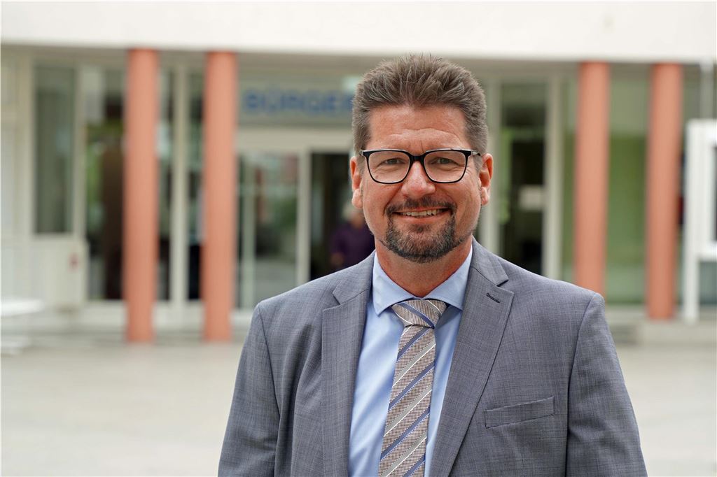 Steuersätze für 2025: Komplizierter, aber hoffentlich nicht härter Kämmerer Michael Strecker steht in der Bürgerhalle des Unnaer Rathauses.