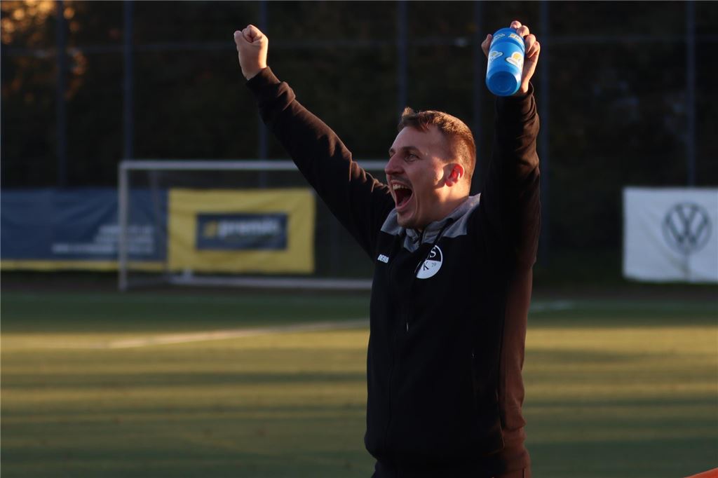 „Das ist kein Trainer-Spieler-Verhältnis, das ist Freundschaft“ Kann gut mit den jungen Spielern beim SuS Kaiserau II: Trainer Marc-Simon Stender.