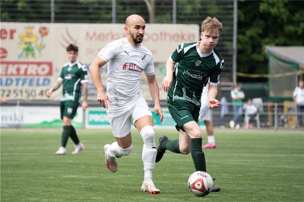SG Gahmen vor Rückzug aus der Bezirksliga: Testspiel abgesagt - Spieler schauen sich um Kapitän Adem Cabuk dribbelt den Ball.
