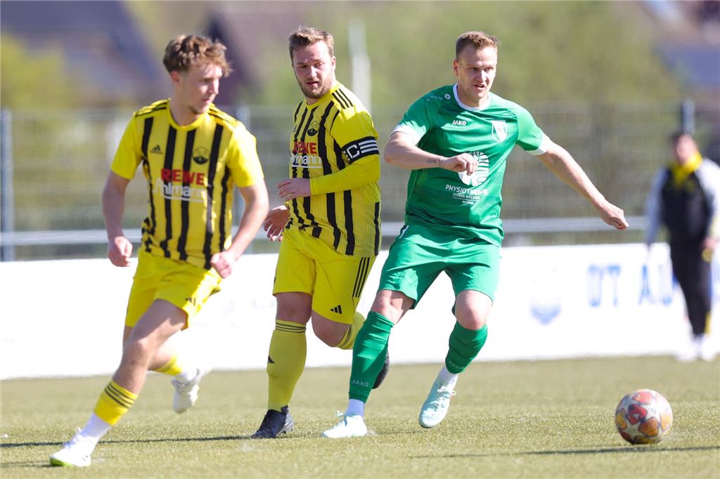 Youngster des SuS Kaiserau trifft dreifach beim Senioren-Debüt Jannik Wyborny in einem Zweikampf mit einem Spieler des PSV Bork