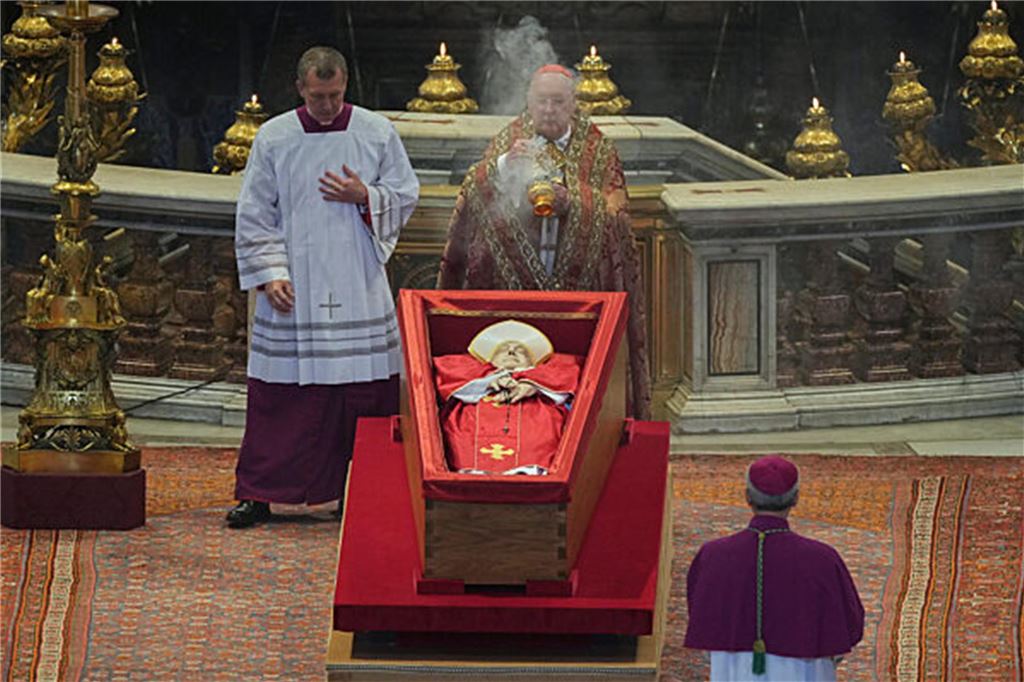 Papst Franziskus in Kapelle aufgebahrt: Beisetzung am Samstag in Rom - Newsblog Kardinal Camerlengo Kevin Joseph Farrell verteilt Weihrauch um den Leichnam von Papst Franziskus im Petersdom wo dieser drei Tage lang aufgebahrt sein wird.