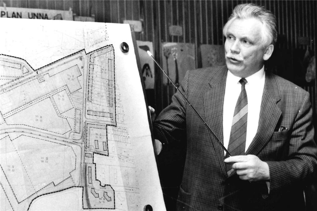 Ämterstreit im Rathaus: Westermann-Klagen bringen Baurecht ins Wanken Karl-Heinrich Lindemann war seinerzeit Chef der Unnaer Bauverwaltung. Er hielt die rechtlichen Hinweise aus dem Rechtsamt für einen Streit um des Kaisers Bart: Hinweise darauf, dass die Stadt einen neuen Bebauungsplan aufstellen will, erfahre der Bürger ohnehin kaum aus der öffentlichen Bekanntmachung, da sie damals nicht in der Tageszeitung, sondern nur im Amtsblatt erfolgte, argumentierte er.
