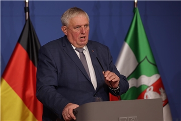 Karl-Josef Laumann, Gesundheitsminister von Nordrhein-Westfalen, spricht bei einer Pressekonferenz in der Staatskanzlei zur aktuellen Corona-Lage und die zielgerichtete Umsetzung der Maßnahmen in NRW.