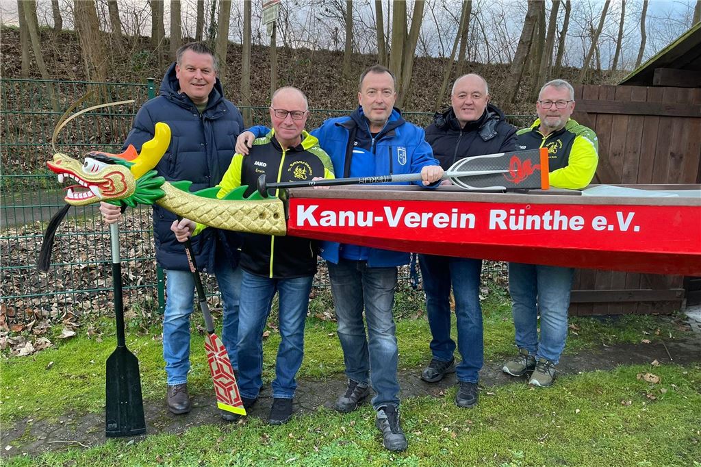 Veranstaltungen in Rünthe: Autos und Sport locken in den Stadtteil Karsten Quabeck und Heiko Rahn von der Stadt Bergkamen mit Vereinsmitgliedern vom Kanu-Verein Rünthe.