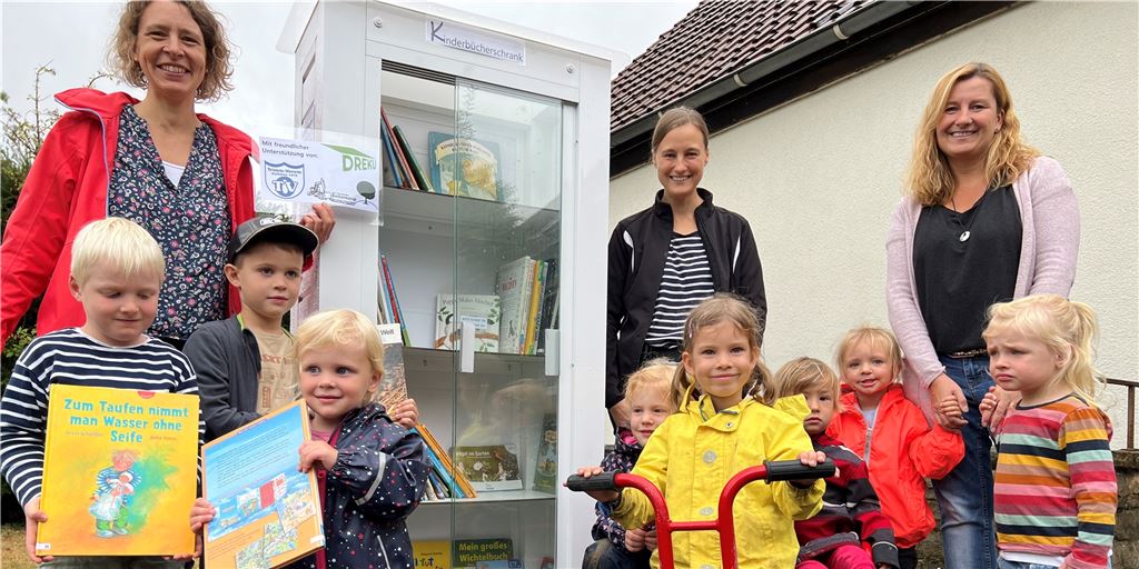 Großzügige Spende: Kita in Ostbüren hat einen eigenen Bücherschrank Katja Neumann (hinten von links) und Sarah Phan aus dem Förderverein der Kita Zur Wasserburg haben gemeinsam mit der Einrichtungsleiterin Anja Mertens und einigen Kindergartenkindern die neueste Anschaffung vorgestellt: ein Bücherschrank, den die Kita gespendet bekam.