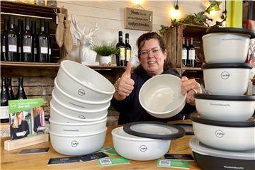 Katja Vogt zeigt die Schalen von „Vytal“, die es ab sofort in ihrem Restaurant „Refugio“ gibt. Das Pfandsystem ermöglicht es, Essen zum Mitnehmen ohne Verpackungsmüll auszugeben.
