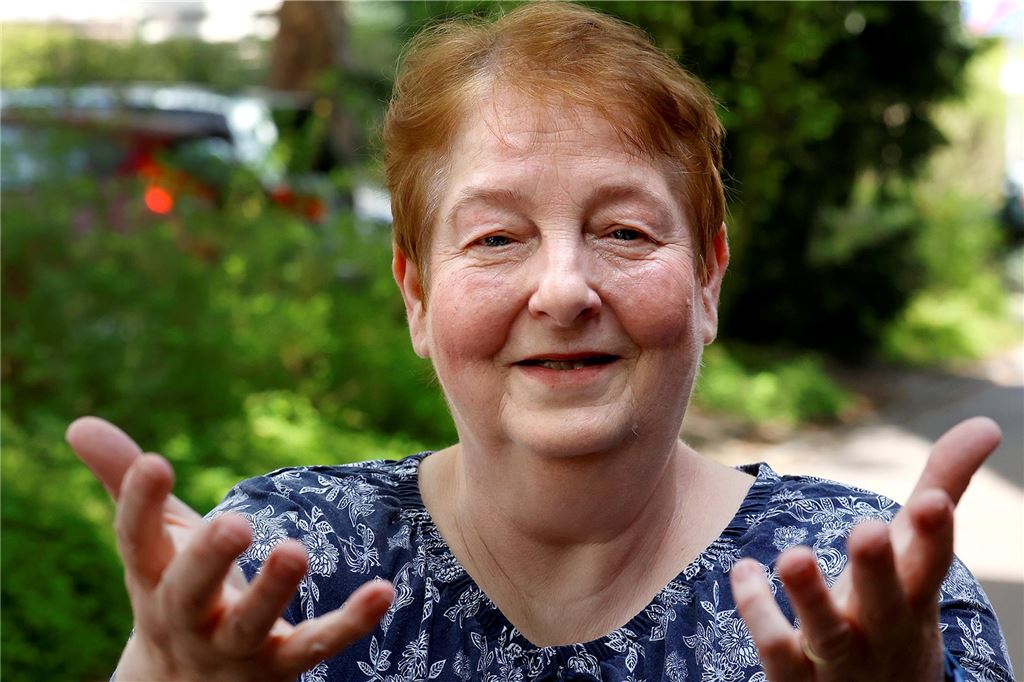 Linke verzichtet auf Kandidatur bei Landratswahl – und will AfD verhindern Die Linken-Lokalpolitikerin Katja Wohlgemuth steht in Bergkamen an einer Straße.