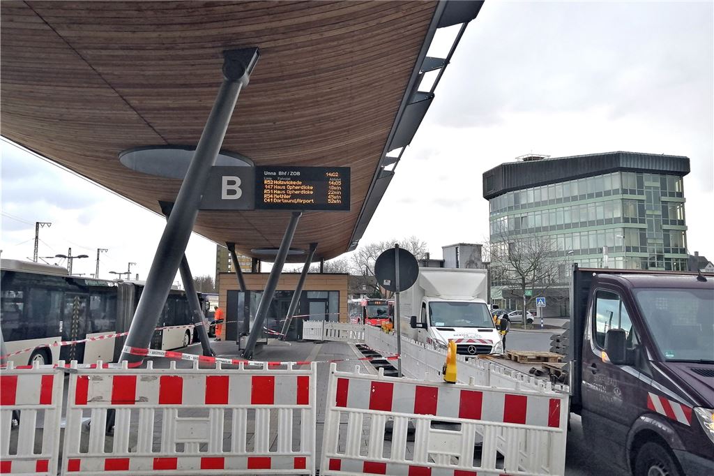 Orkan „Sabine“ im Kreis Unna: Schulen öffnen am Dienstag wieder Kaum etwas los war am Montag am Busbahnhof in Unna. Das Dach hat durch Orkan „Sabine“ offenkundig Schaden genommen.