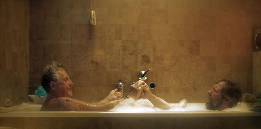 Spin-off von „Bang Boom Bang“: Schlucke mit Keek in der Badewanne Dem Kiffer Keek (Oliver Korittke) erscheint beim Baden im Hanfrausch sein alter Kumpel Schlucke (Martin Semmelrogge).