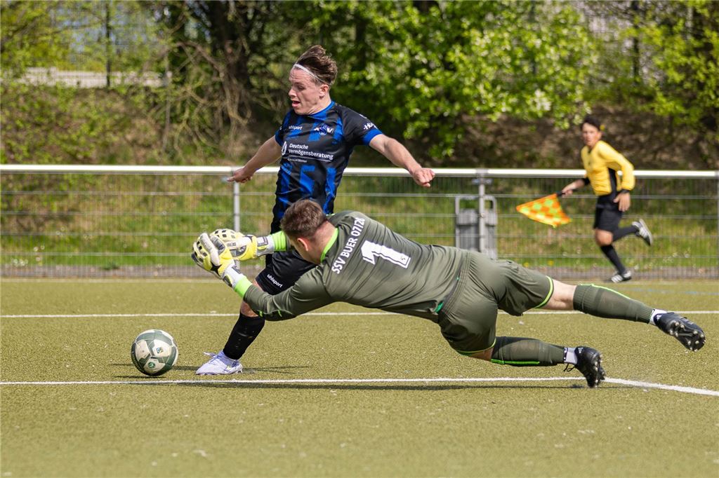 Königsborner SV Luca Becker im Duell mit dem Torwart der SSV Buer