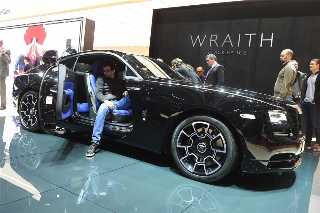 Klage gegen den Staat: Aluwerk kämpft um einen Rolls Royce Kennzeichnend für das Modell Wraith waren die nach hinten öffnenden Türen. Das Zwölf-Zylinder-Coupe gehört zu den sportlicheren Fahrzeugen von Rolls Royce.