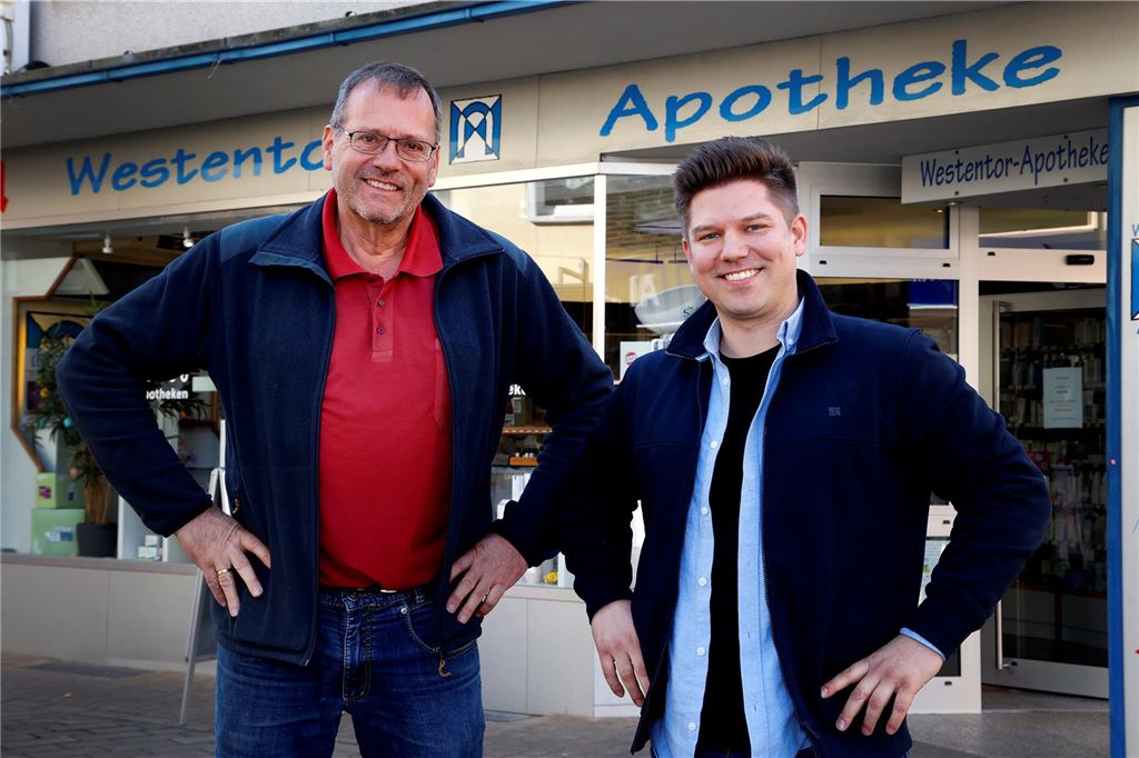 Kevin Peters übernimmt zwei Apotheken: „Wir sind Problemlöser“ Kevin Peters (r.) und Christoph Kalfhaus vor der Westentor-Apotheke in Kamen.