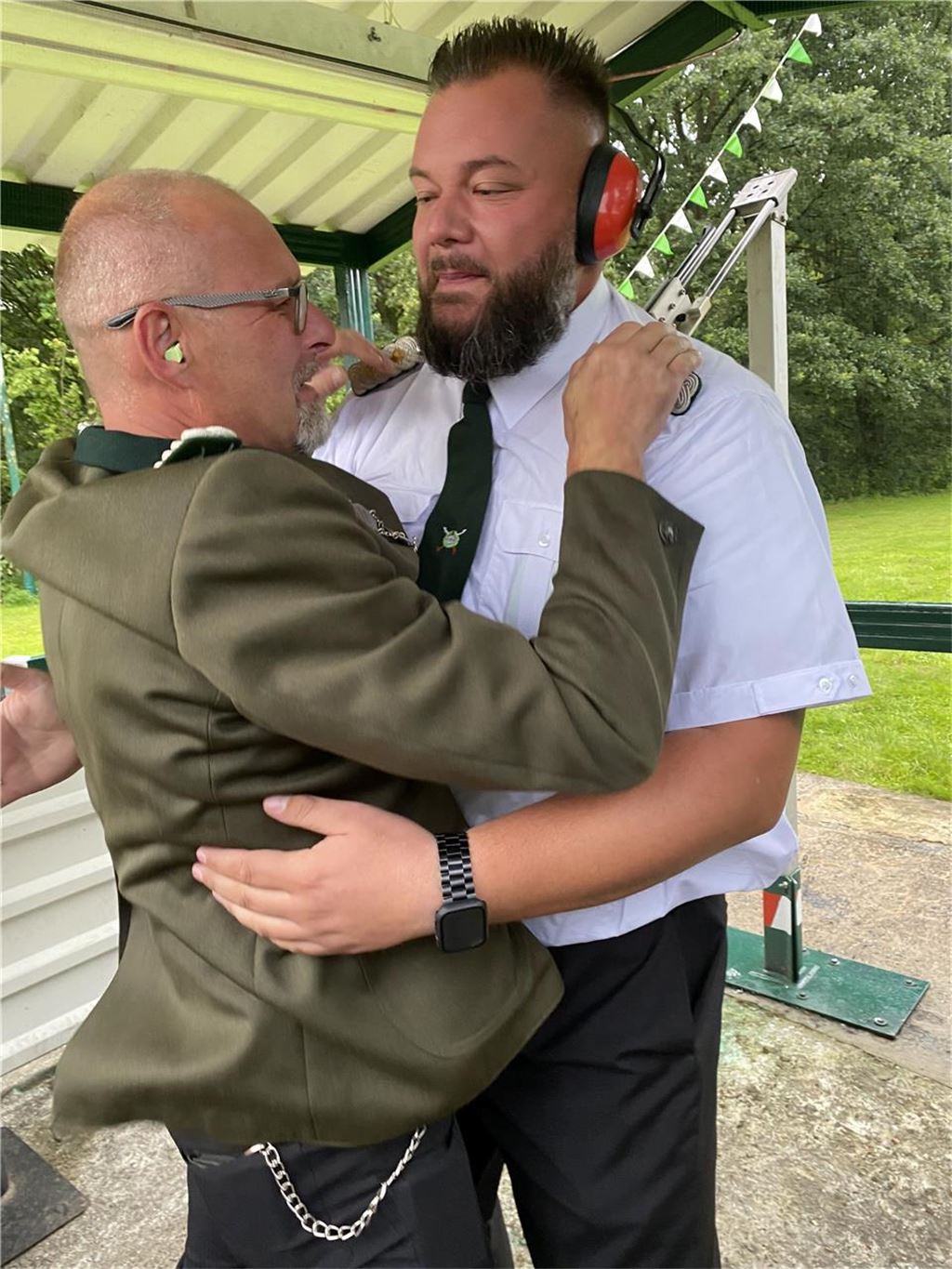 Schützen in Geisecke mit neuem König: Tragende Säule des Vereins ist Familie Schneider Kevin Schneider (r.) sorgte am Samstag im Schießstand für einen reibungslosen Ablauf, hier mit Frank Blum, dem neuen König des Vereins.