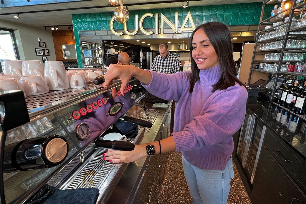 Erfolg mit dem Pizzaschieber: L’Osteria trotzt Corona und der Energiekrise Khatera Djaihun leitet als "General Managerin" das L‘Osteria-Restaurant im Kamen-Karree. Obwohl die 30-Jährige mit ihrem Team seit dem Start im Februar 2020 gleich zwei Krisen zu meistern hatte, läuft es an dem Standort gut.
