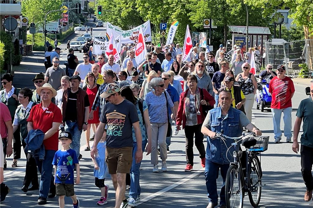 Mairedner Achim Post:„Bundesregierung ist zum Erfolg verdammt“ Es waren viele Teilnehmer aller Altersklassen am 1. Mai in Bergkamen dabei.