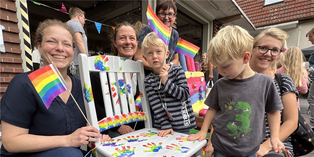 Kinder aus Fröndenberg feiern – und löchern die Feuerwehr mit Fragen Kinder und Eltern feierten in Fröndenberg den Weltkindertag. Rund ums Gerätehaus am Harthaer Platz gab es ein buntes Programm.