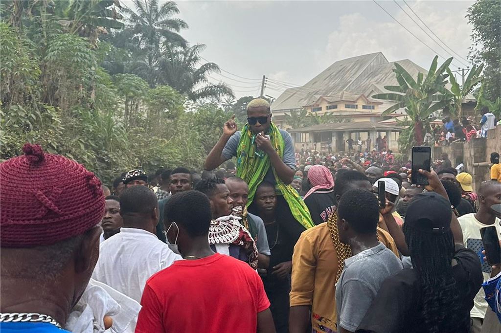 Stürmer des VfL Schwerte hilft bei Entwicklungsarbeit in Nigeria: „Dieser Tag war Wahnsinn“ Kingsley Ndubueze (Mitte) wird durch sein Heimatdorf in Nigeria getragen.