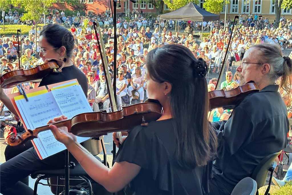 Picknick trifft Philharmonie: Kulturschmaus mit Wein, Käse und Schinken Klangvolle Impressionen von der Kamen Klassik. Die Musiker zeigten, wie kunstvoll komponiert Filmmusik sein kann.