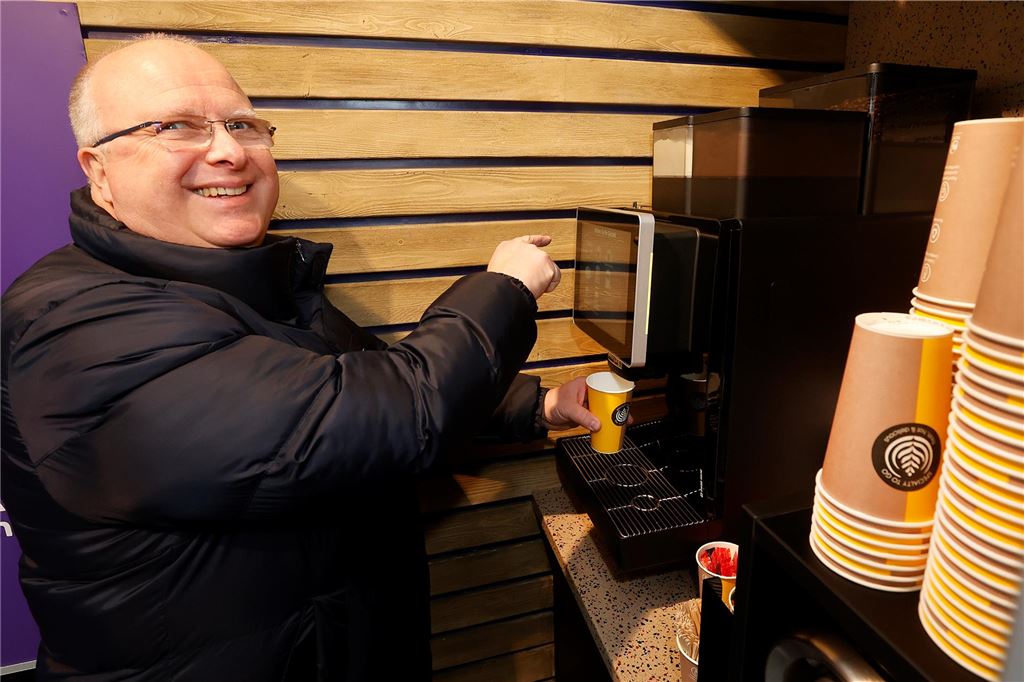 Smarter Rewe-Markt im Kamen Karree: Optimismus nach Stotterstart Klaus Albus an dem Kaffee-Automaten im Mini-Supermarkt im Kamen-Karree.