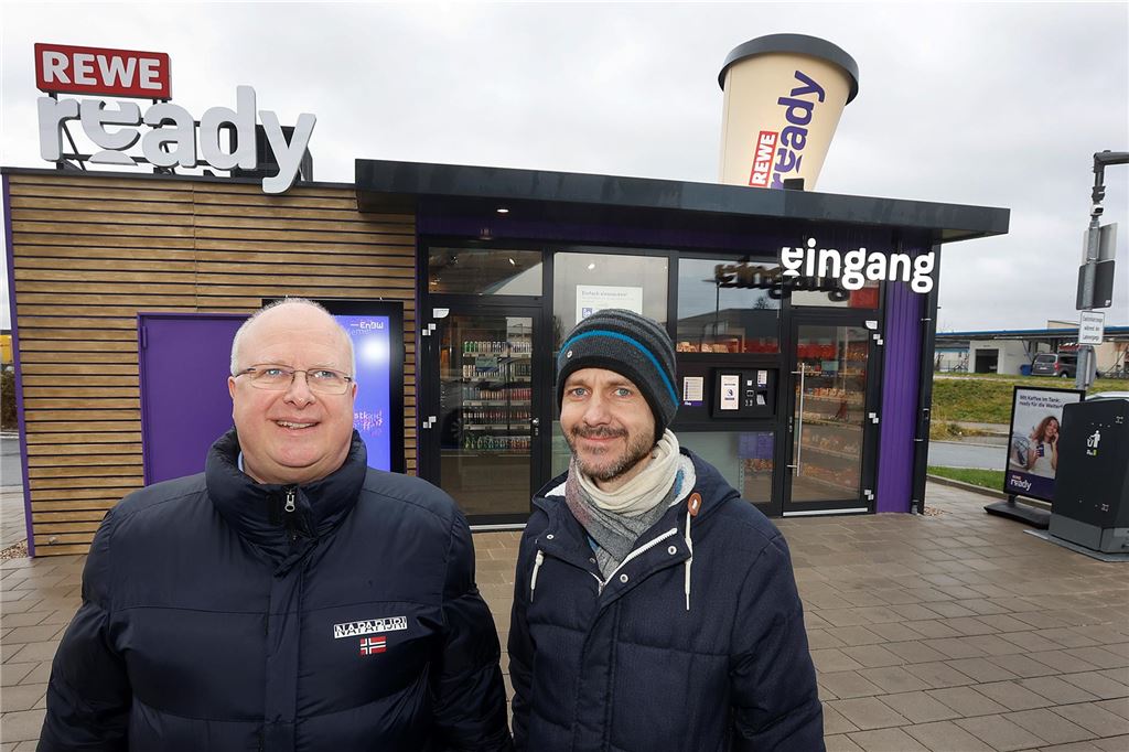Smarter Rewe-Markt im Kamen Karree: Optimismus nach Stotterstart Klaus Albus (l.) und Ingo Gschwilm vor der Mini-Supermarkt im Kamen-Karree.