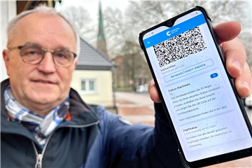 Klaus Böcker sollte gegen das Coronavirus bestens geschützt sein. Als Genesener hat er sich zweifach impfen lassen und gilt seitdem quasi als geboostert. Durch einen technischen Fehler kann er es aber nicht nachweisen und muss mit Beschränkungen leben, die er rein rechtlich gar nicht erdulden müsste.
