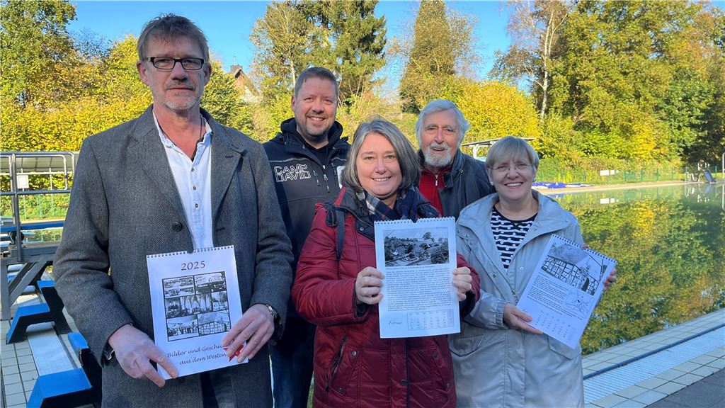 Neuer Freibad-Kalender erzählt von Wildschweinjagd und Königsflügen Klaus Böning, Dirk Weise, Annette Reeske, Hans Peter Reeske und Diethild Fischer-Lehnemann (v.l.) präsentieren den neuen Kalender des Freibads für 2025.