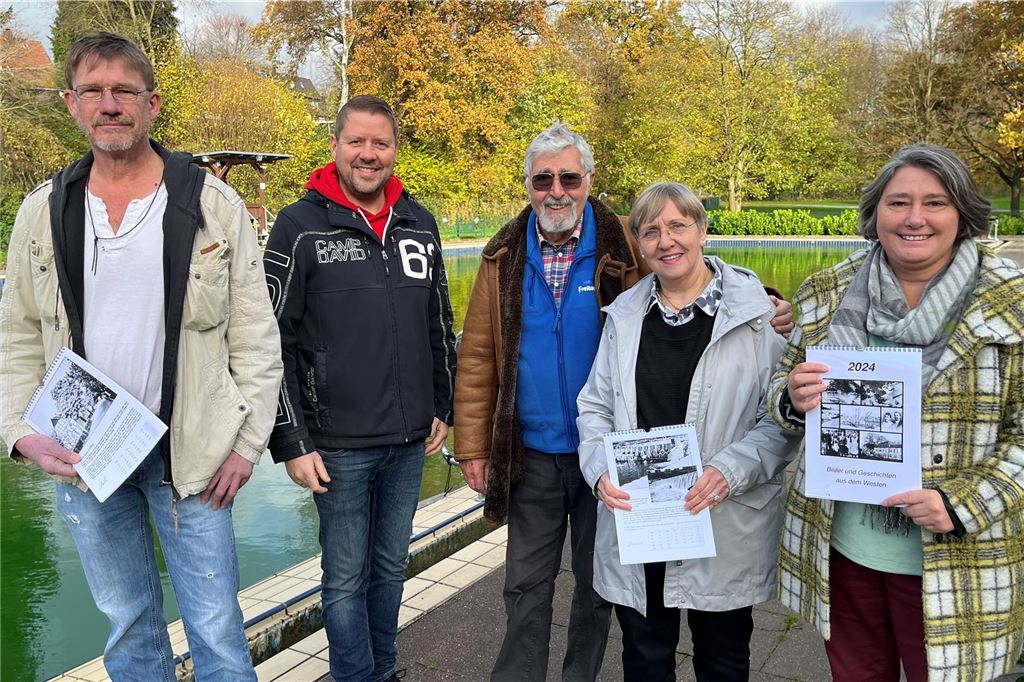 Freibad Kalender erzählt vergessene Geschichten aus Fröndenberger Westen Klaus Böning, Dirk Weise, Hans Peter Reeske, Diethild Fischer-Lehnemann und Annette Reeske (v. l.) präsentieren den neuen Kalender des Freibads Dellwig.