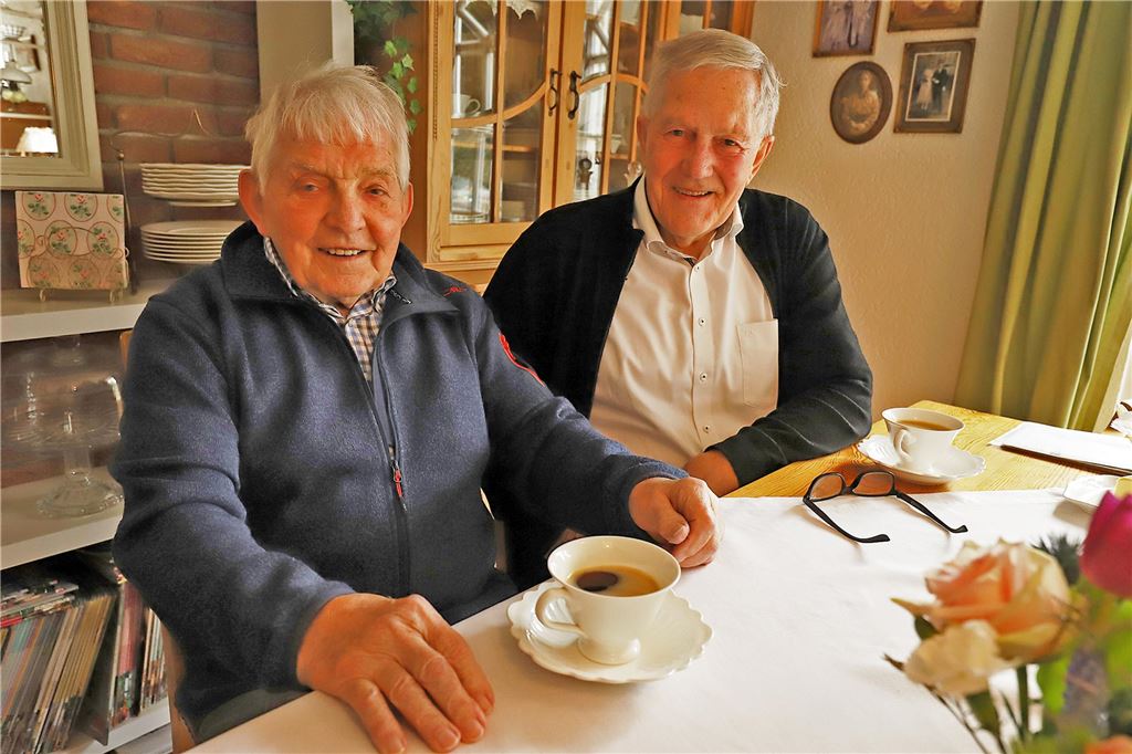 Lehrer überleben ihre Schüler und feiern jedes Jahr Klassentreffen Klaus Heimeshoff (links) und Rolf Maaßen sind mittlerweile 81 und 84 Jahre alt. Sie freuen sich, dass sie heute jedes Jahr zum Klassentreffen ihrer früheren Schüler eingeladen werden.
