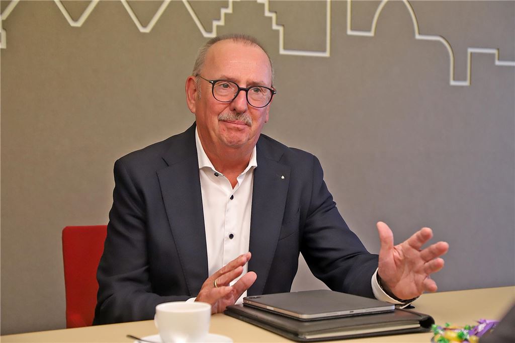 „Kein Kreditinstitut ist näher am Kunden als eine Sparkasse“ Klaus Moßmeier gilt als analytischer Kopf mit strategischem Weitblick. Krisen hat die Sparkasse Unna-Kamen unter seiner Führung nicht einfach nur gut durchstanden, sondern genutzt, um die Position am Markt zu stärken.