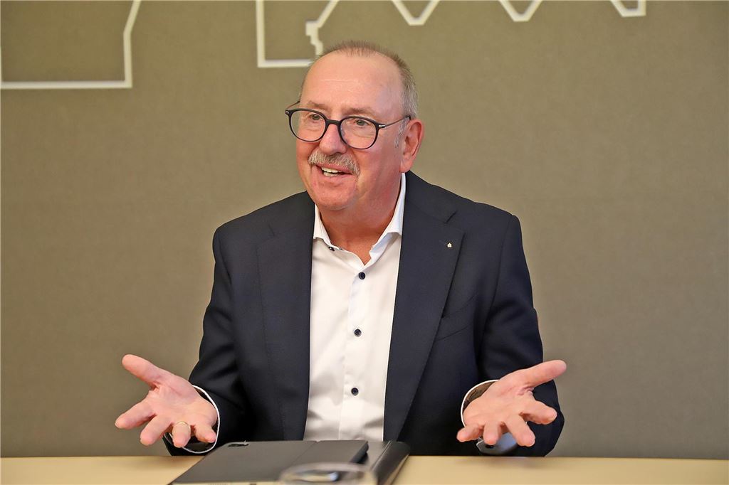 „Kein Kreditinstitut ist näher am Kunden als eine Sparkasse“ Klaus Moßmeier hinterlässt seinen Nachfolgern die Sparkasse so, wie er es geplant hat. Und er drückt großes Vertrauen aus, dass sie weiterhin gut geführt werden wird.