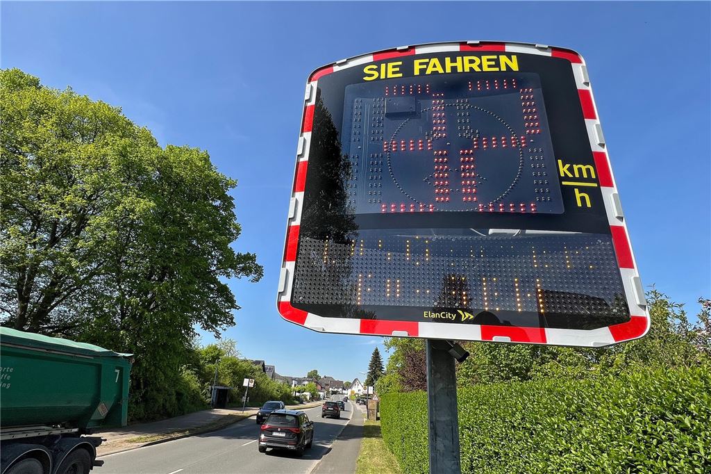 Trotz Tempo 30: Anwohner ärgern sich über laute Raser Eine mobile Messtafel der Gemeinde stand zuletzt an der Unnaer Straße, um Verkehrsteilnehmer an das Tempolimit zu erinnern.