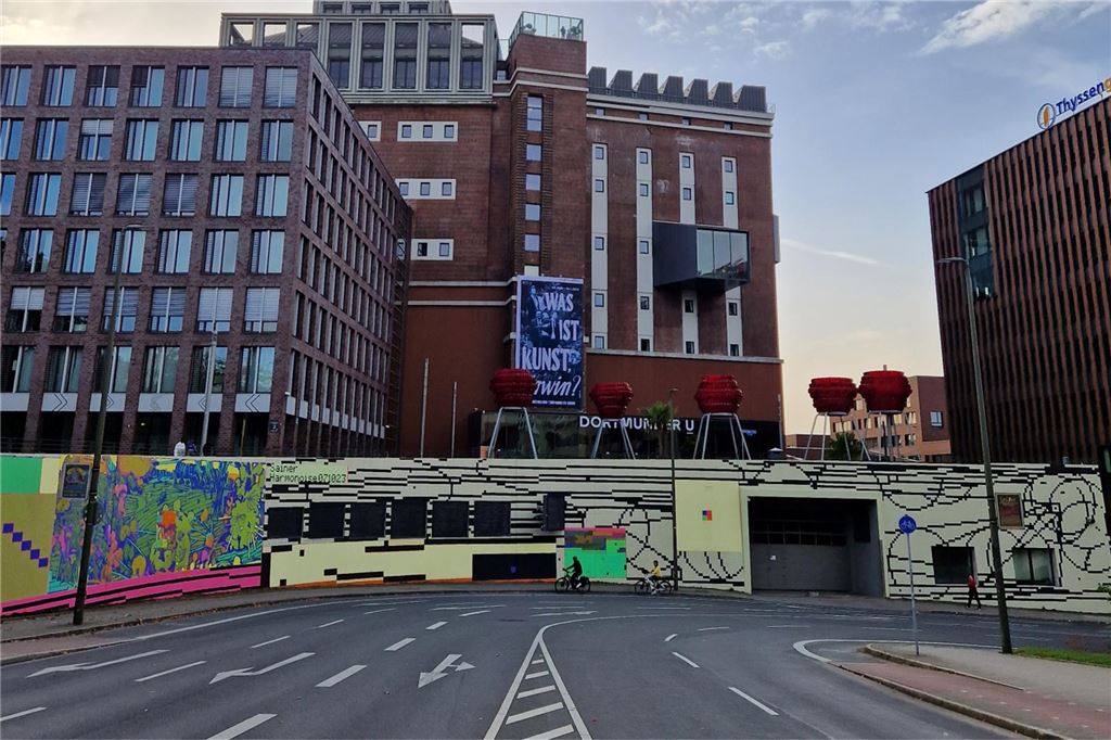 Geordnete Pixel und bunte Farbexplosion: Neue Streetart am U Knapp zwei Wochen arbeitete der polnische Künstler an dem Wandbild.
