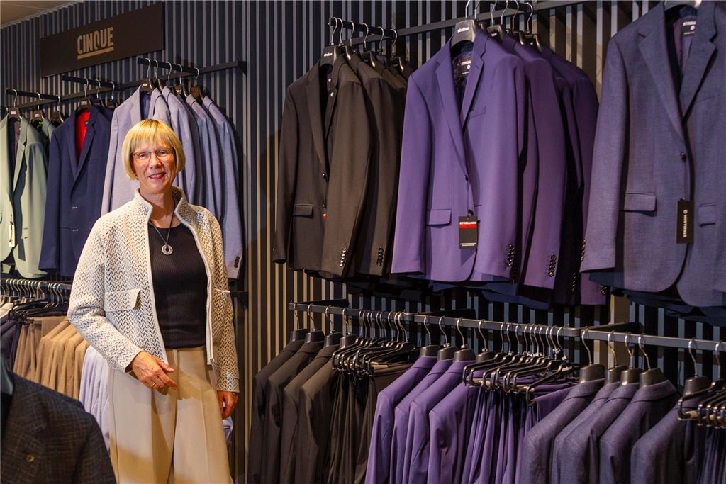 Modern fit für die Zukunft Modehaus Schnückel Unna neue Visitenkarte Geschäftsführerin Silke Krischer-Schnückel vor Herrenanzügen im Modehaus in Unna.